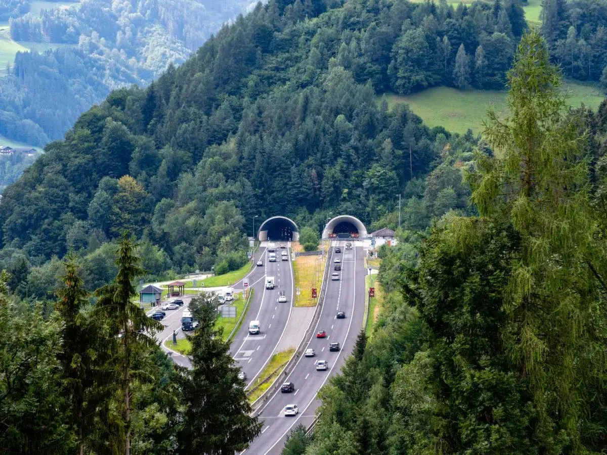 Droga w Austrii z tunelami i samochodami. Opłaty drogowe Austria to konieczność przy podróżowaniu tą malowniczą trasą.