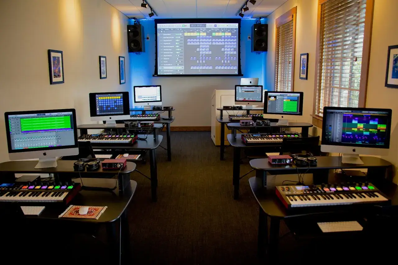 Ein Musikstudio mit Computern, Keyboards und Lautsprechern, bereit für die Erstellung von **synth music**.