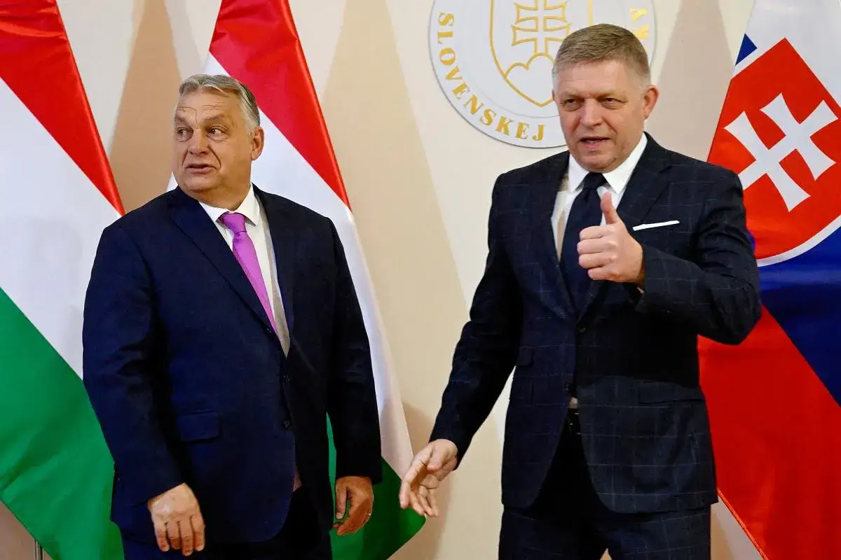 Premier Słowacji Robert Fico daje kciuk w górę obok premiera Węgier.