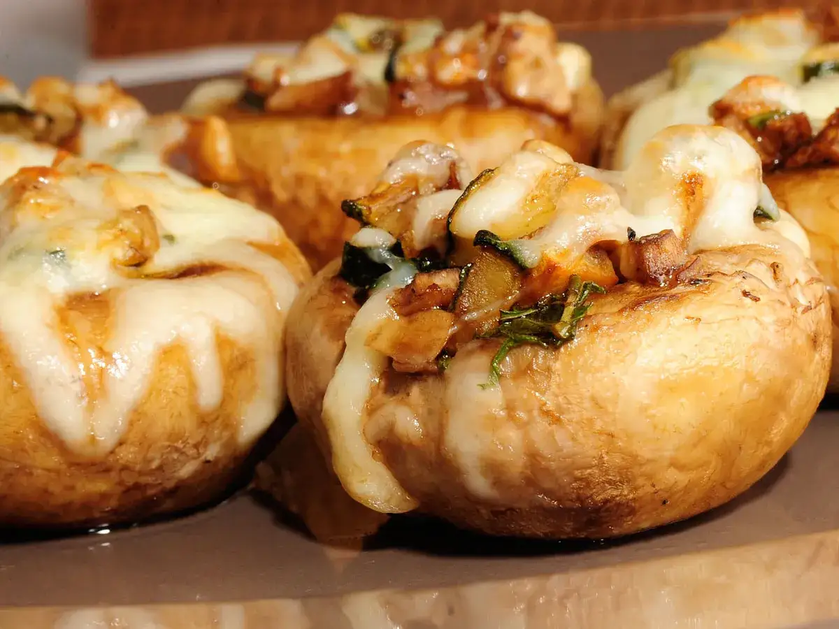 Champiñones al horno, rellenos y gratinados con queso. Perfectos para saber el tiempo y temperatura ideal.