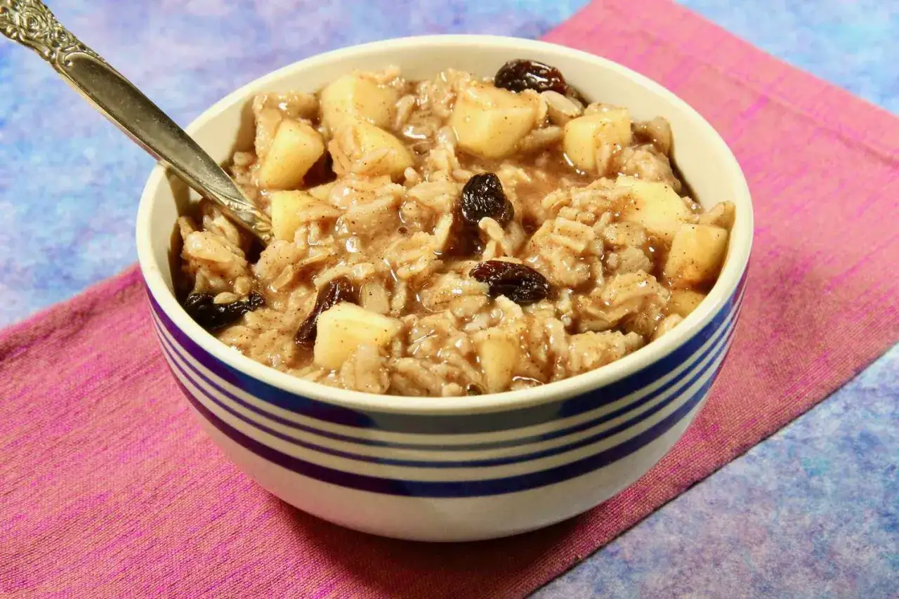 Herzhaftes Porridge-Rezept mit Apfelst&uuml;cken und Rosinen, perfekt f&uuml;r einen gem&uuml;tlichen Morgen.