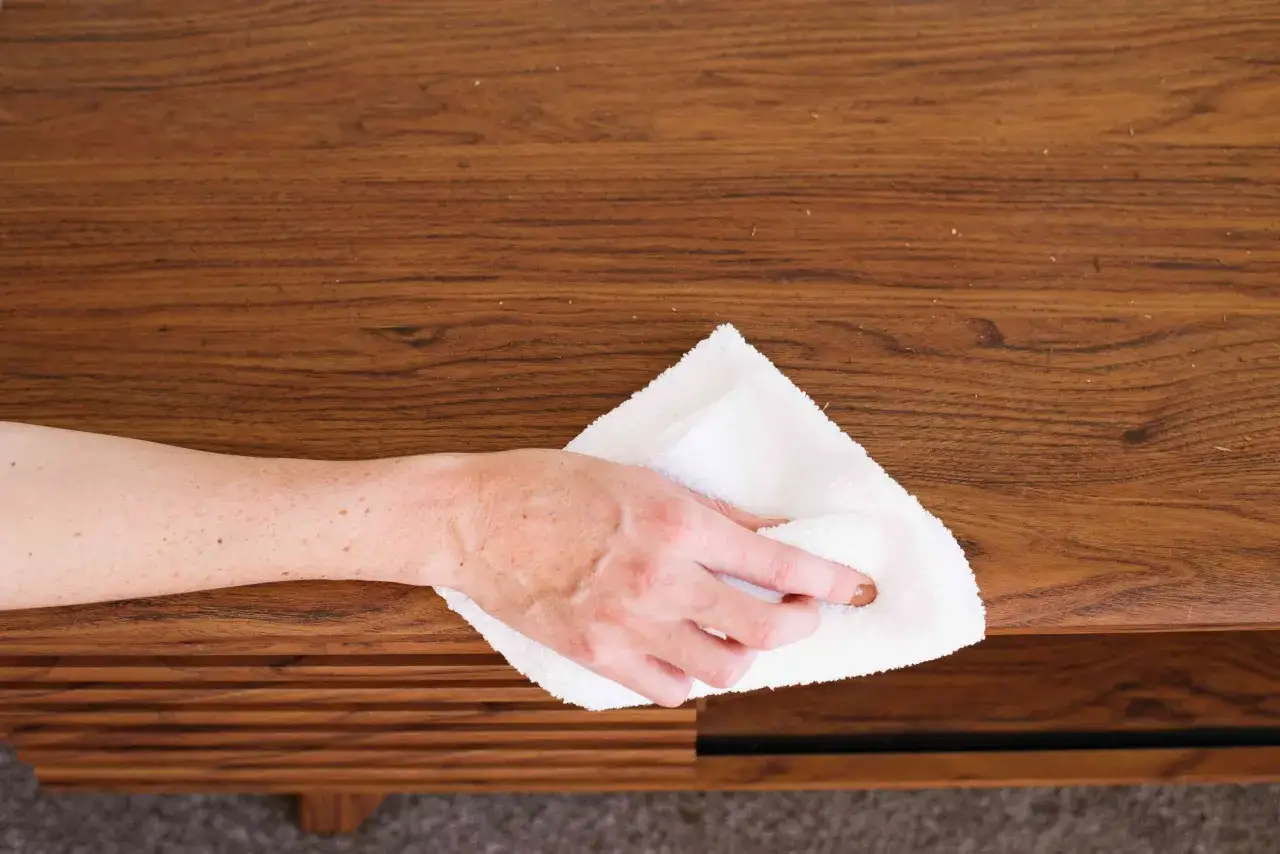 Maintenir la beaut&eacute; de votre mobilier en bois exotique d'int&eacute;rieur avec un entretien doux.