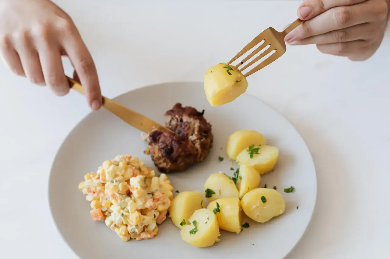 Kotlet mielony, ziemniaki i sałatka jarzynowa – może takie są ulubione dania z dzieciństwa najbogatszych Polaków?