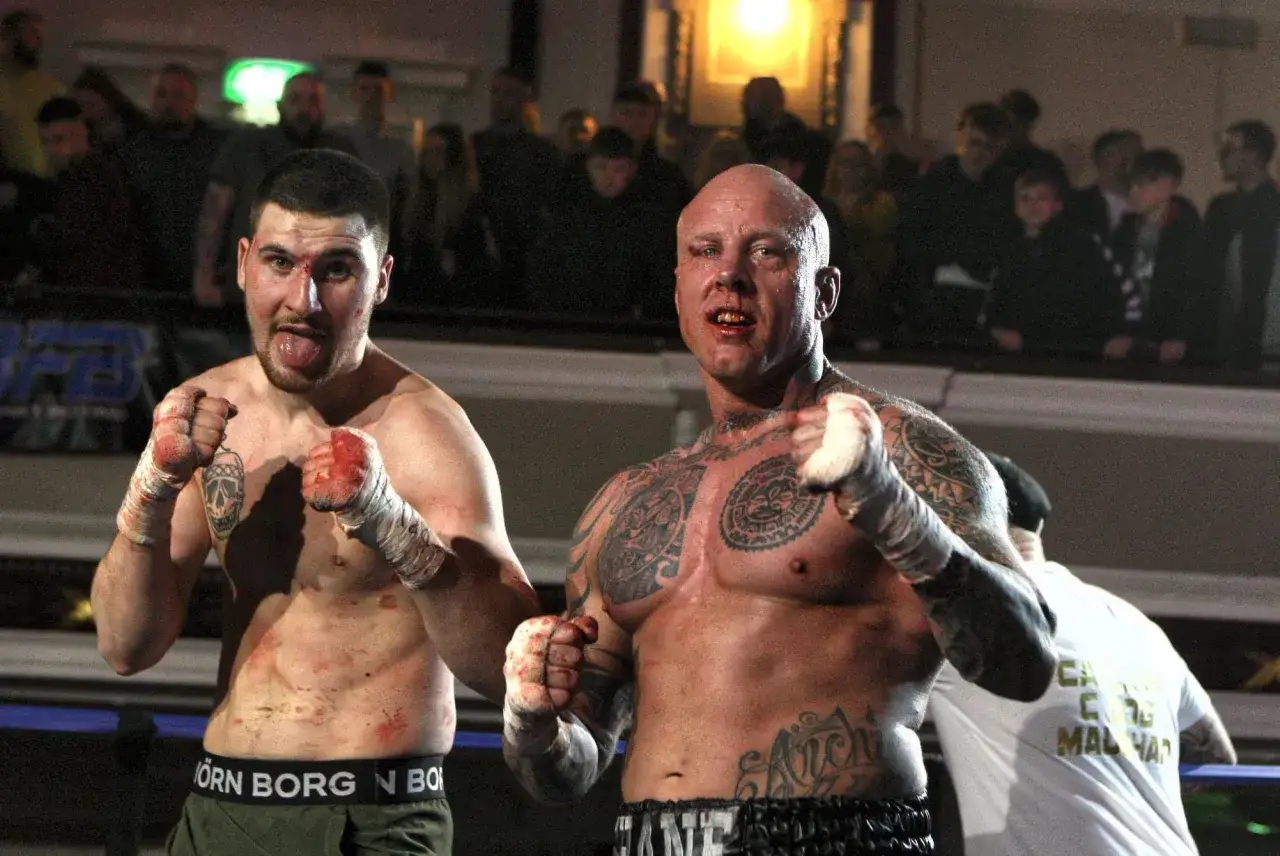 Tv&aring; blodiga boxare i ringen, redo f&ouml;r mer bare knuckle boxing sverige. Publiken hejar p&aring; i bakgrunden.