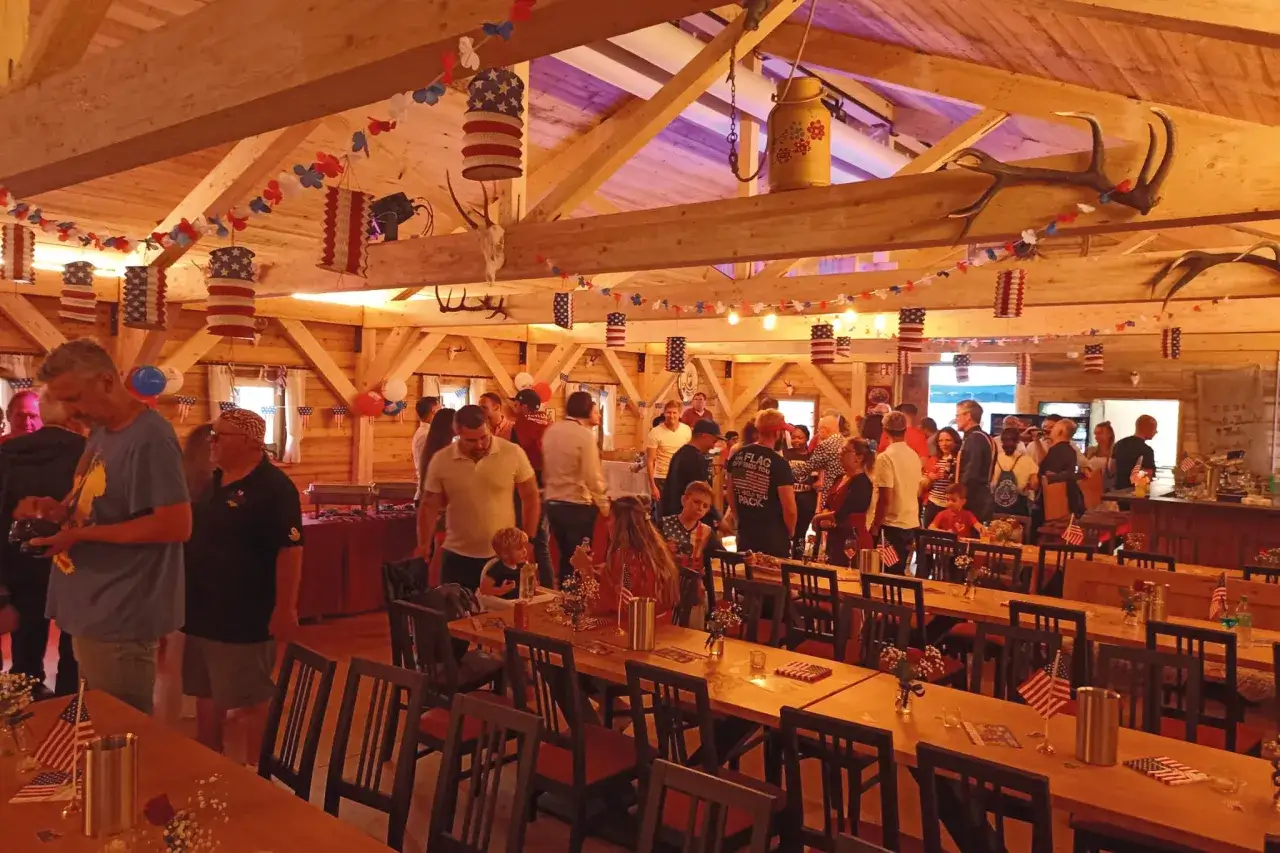 Gem&uuml;tliche Atmosph&auml;re im Stadtbiergarten Schorndorf mit amerikanischer Deko.