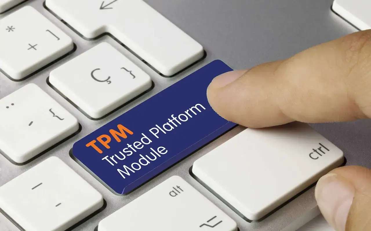 Palec naciska klawisz z napisem TPM Trusted Platform Module.