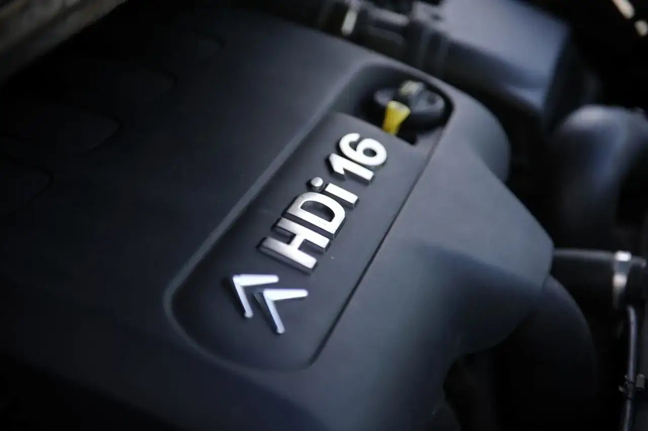 Silnik 1.6 HDi z logo Citroëna.