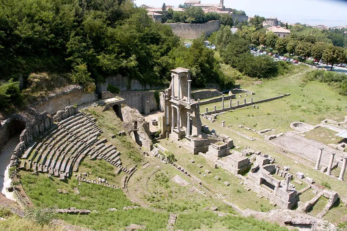 Antico teatro romano e resti di edifici a Volterra, famosa per la sua storia millenaria e le vestigia etrusche e romane.