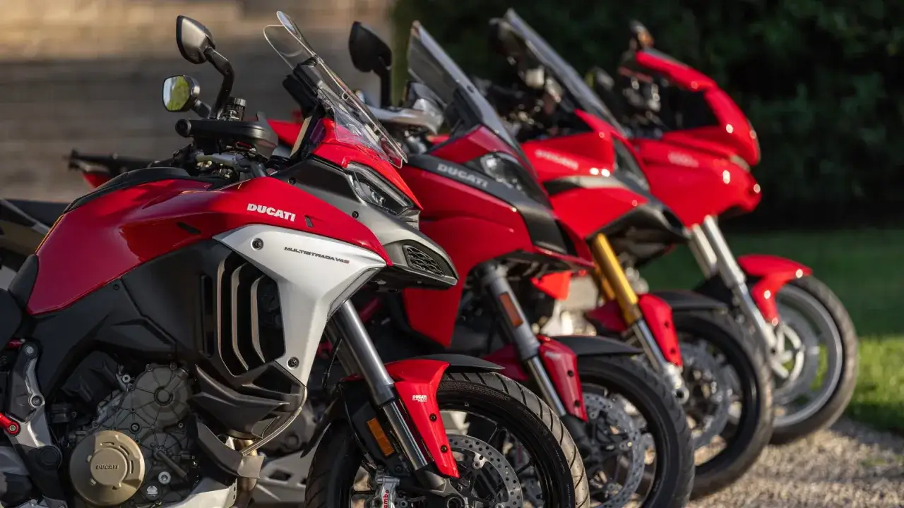 Rząd czerwonych motocykli Ducati Multistrada 1200S, gotowych na przygodę.