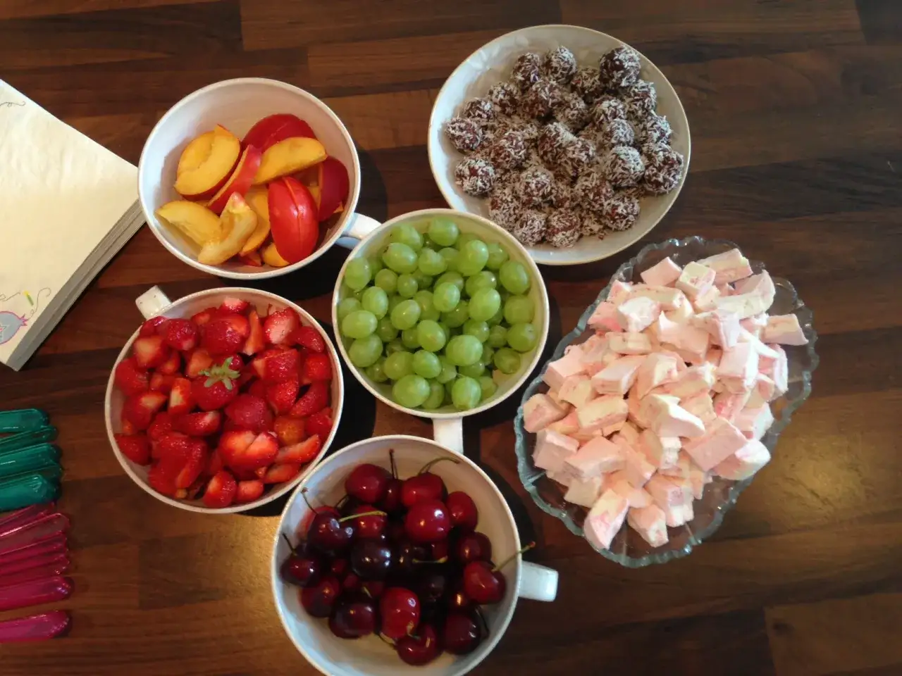 Frukt och godsaker f&ouml;r hemmagjord glass barn. Jordgubbar, k&ouml;rsb&auml;r, vindruvor, persika, chokladbollar och marshmallows.
