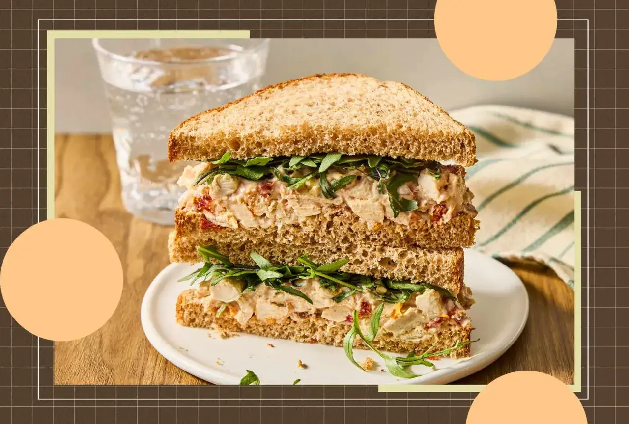 Dwukondygnacyjny sandwich z kurczakiem i rukolą na pełnoziarnistym chlebie. Idealny, jeśli zastanawiasz się, jaki chleb na odchudzanie wybrać.
