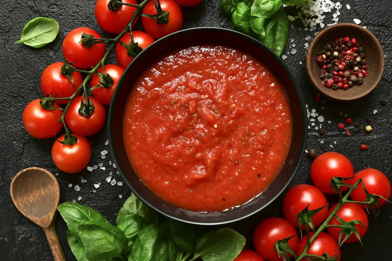 apetyczny domowy sos pomidorowy do spaghetti