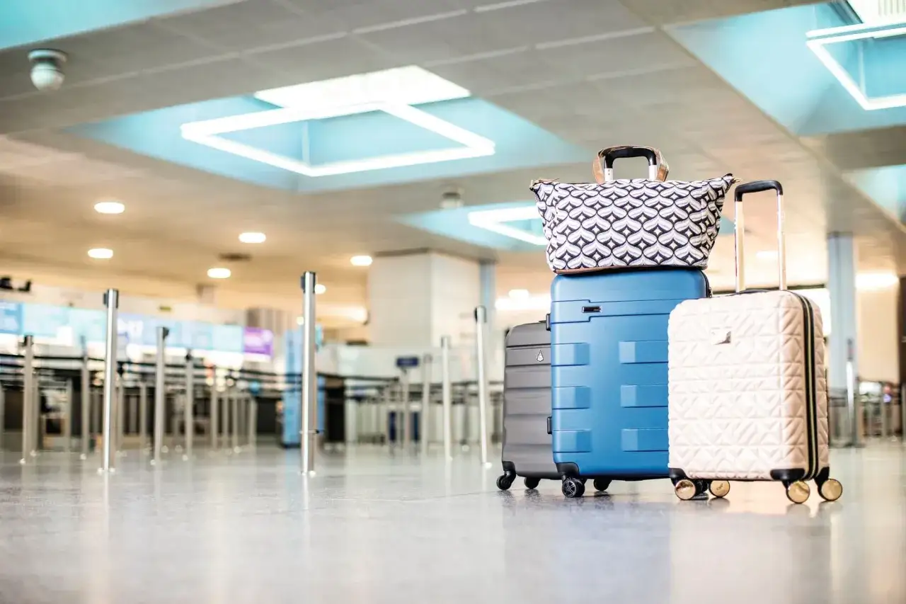 Resväskor redo för äventyr. Kanske dags att ta med mat till Thailand för en smakrik resa?