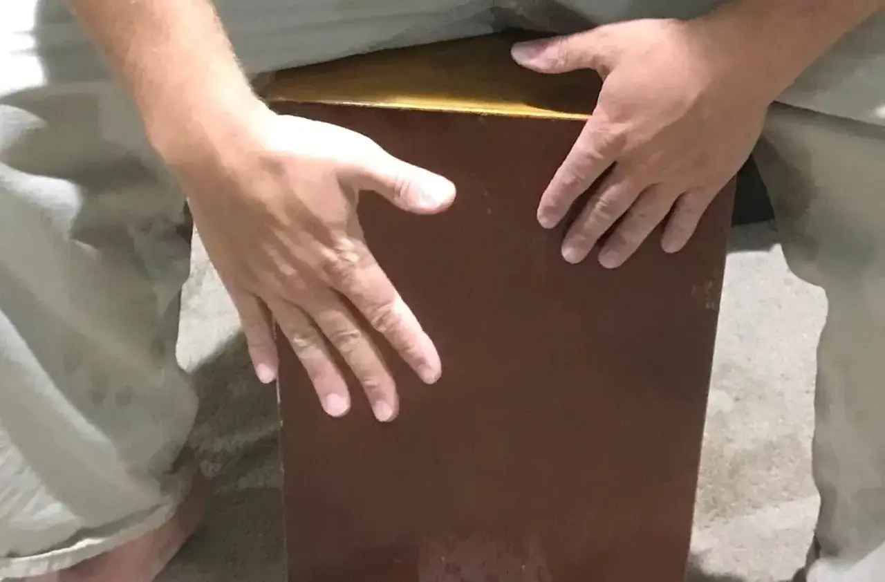 Des mains pr&ecirc;tes &agrave; jouer du cajon, cr&eacute;ant un rythme entra&icirc;nant.