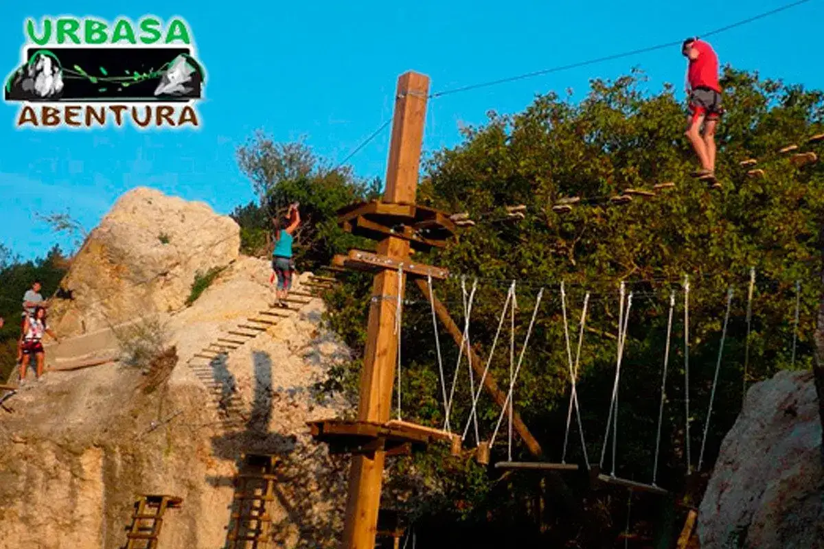 Aventura en tirolina y puentes colgantes, ideal para rutas por Estella con niños. ¡Diversión garantizada!
