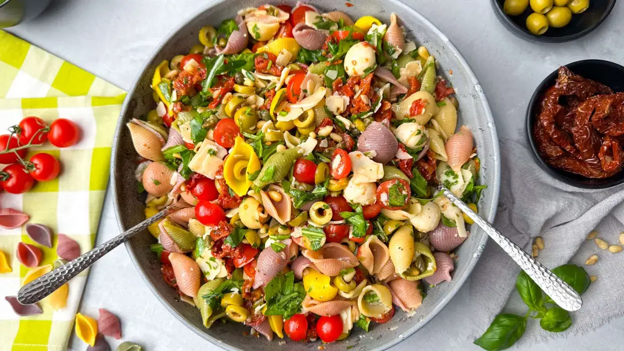 Bunter Nudelsalat mit Tomaten, Oliven und Mozzarella – perfekt, wenn man zum Grillen etwas Frisches mitbringen möchte.