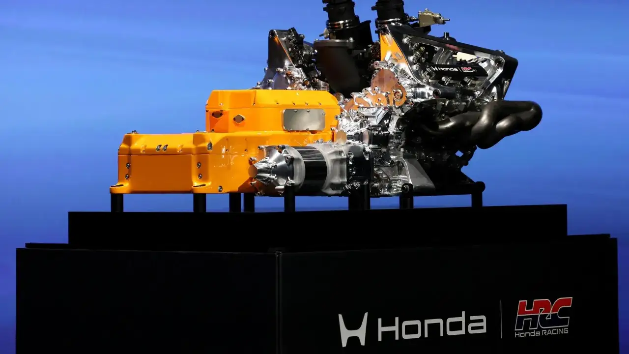 El motor h&iacute;brido de Honda para los motores F1 2026, con su distintivo color naranja y detalles met&aacute;licos pulidos, promete revolucionar la competici&oacute;n.
