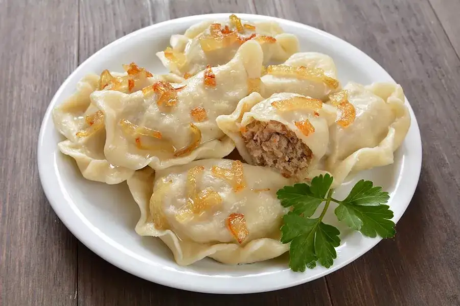 Tradycyjne polskie dania pierogi schabowy