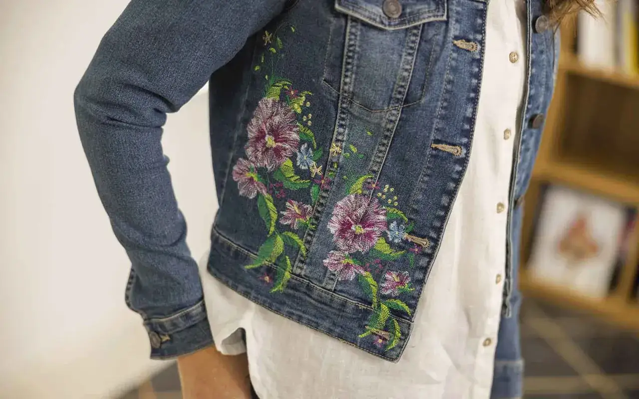Eine Jeansjacke mit floralem Stickmuster. So schön kann man Kleidung besticken!