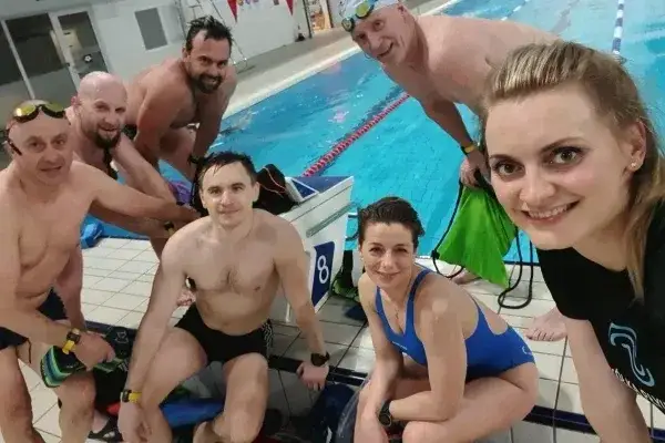 grupa dorosłych na lekcji pływania
