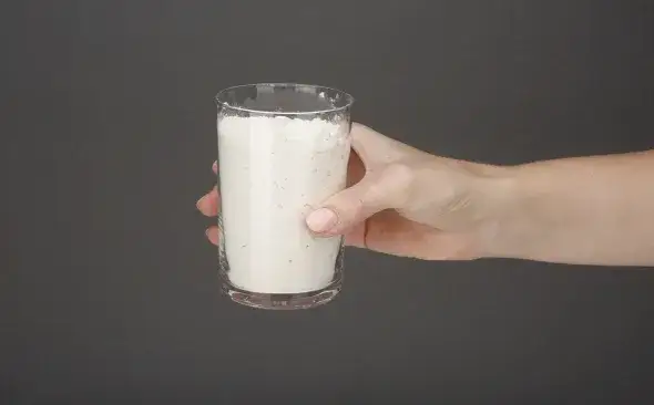 100 gram&oacute;w mąki pszennej w szklance