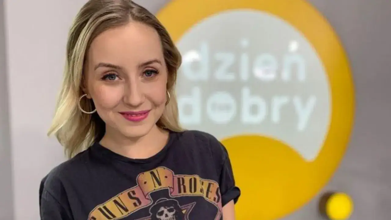 Sandra Hajduk, której wiek jest tajemnicą, w koszulce Guns N' Roses na tle logo