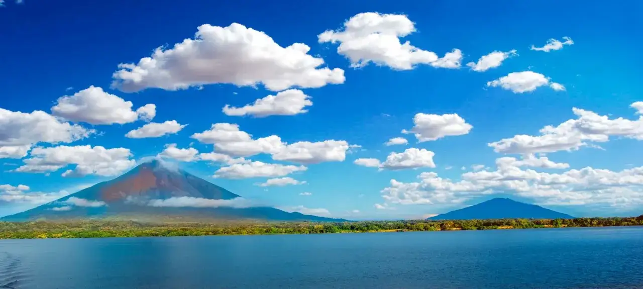 Impresionante vista de volcanes y un lago azul, un paisaje que te invita a descubrir qué ver en Nicaragua.