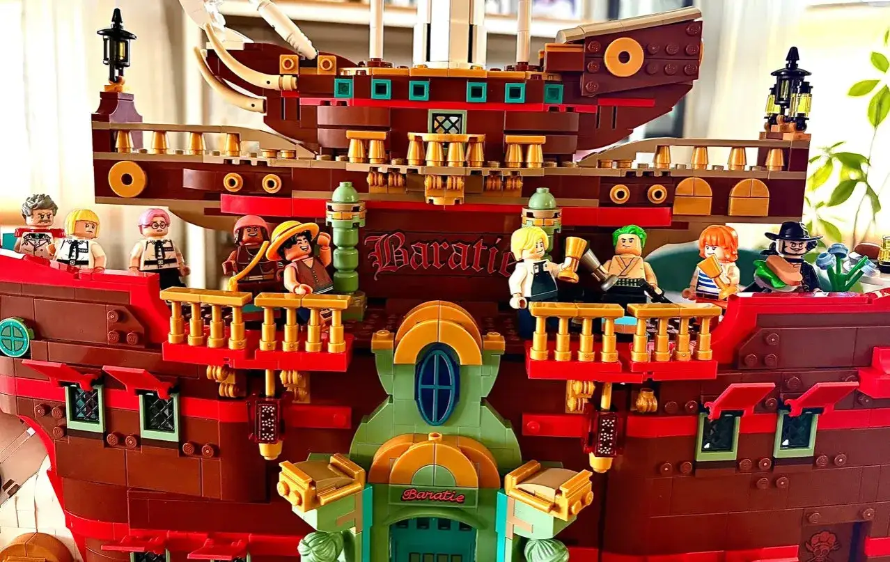 Lego-Nachbau der Baratie mit Figuren. Die Piratencrew feiert auf dem Schiff.