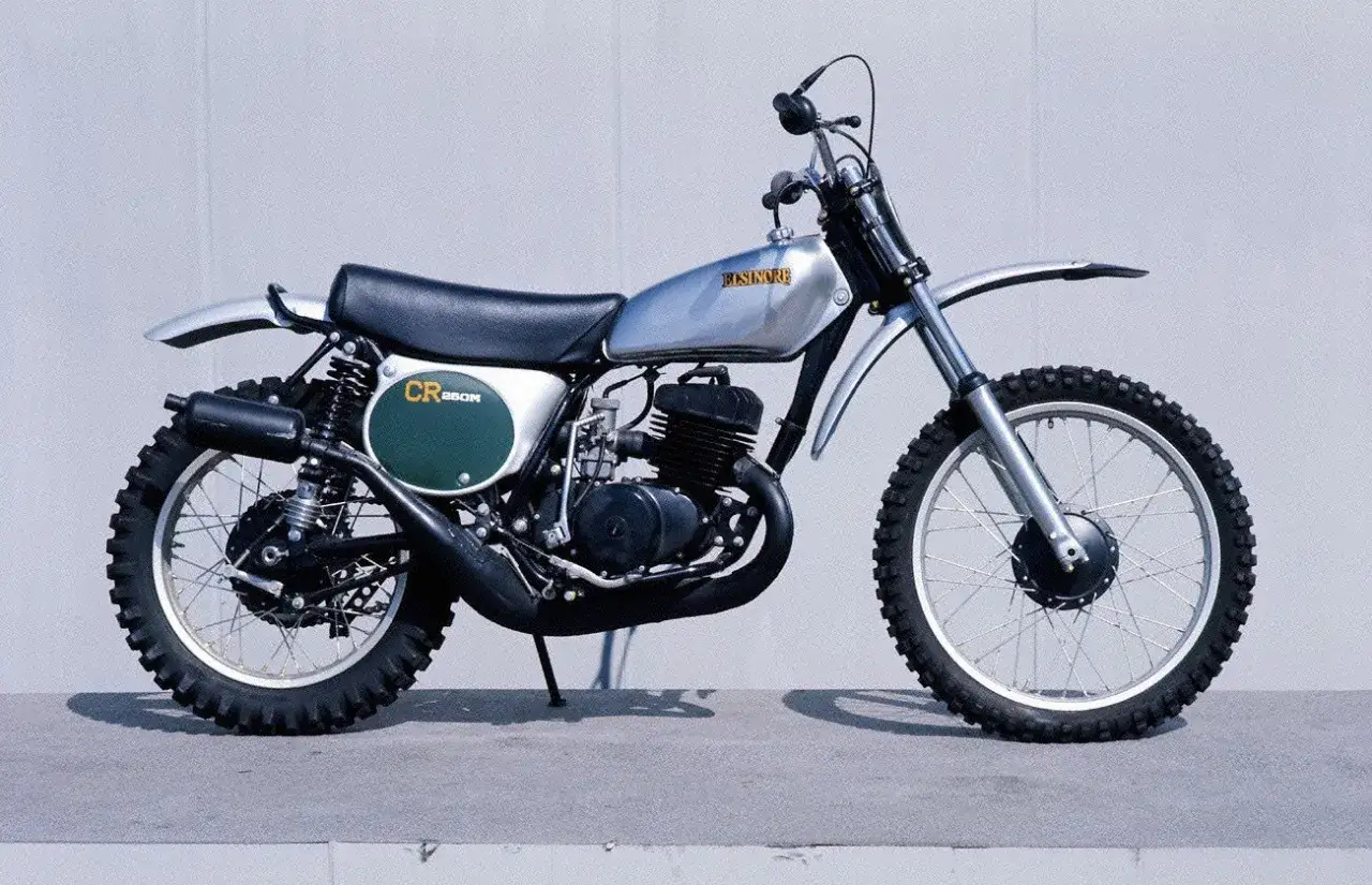 Klasyczny motocykl terenowy Honda CR250M Elsinore, gotowy do wyścigów.