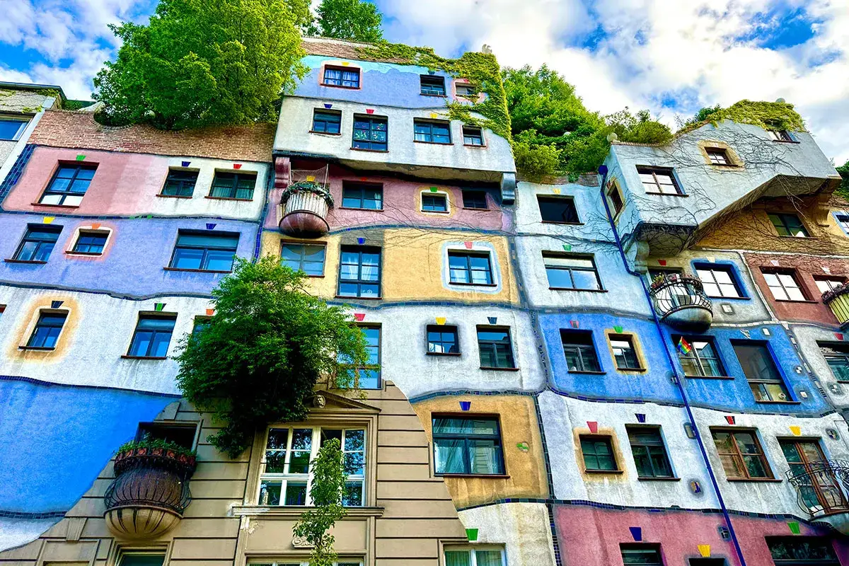 Buntes Haus in Wien, ein architektonisches Highlight, das zeigt, was man in Wien machen kann: bestaunen Sie einzigartige Gebäude und genießen Sie die Vielfalt.