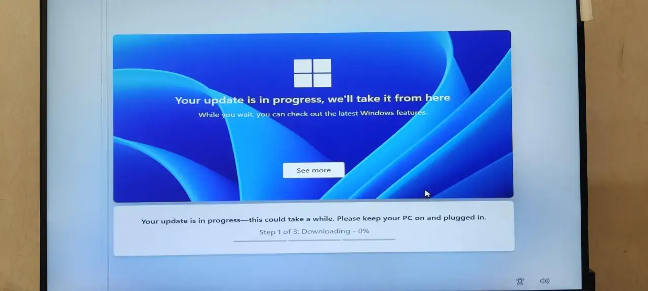 Ekran aktualizacji Windows 11 25H2. Postęp pobierania 0%.