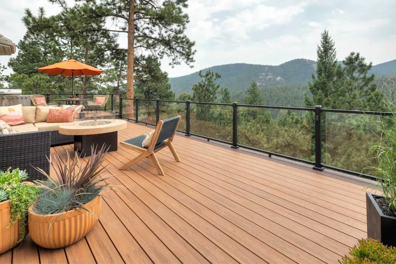 Une **terrasse en L** avec mobilier confortable et vue imprenable sur la for&ecirc;t. Parfait pour se d&eacute;tendre.
