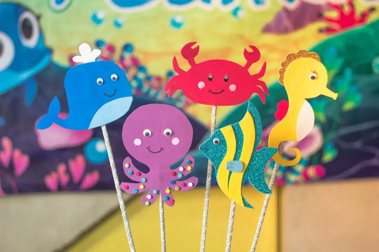 Adorables figuras de animales marinos hechas a mano, como ballena, pulpo, cangrejo, pez y caballito de mar, perfectas para proyectos infantiles originales.