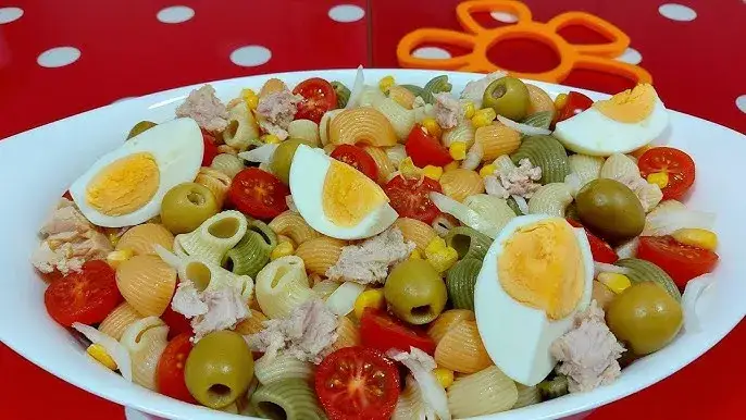 ensalada de pasta de colores vibrante en un bol