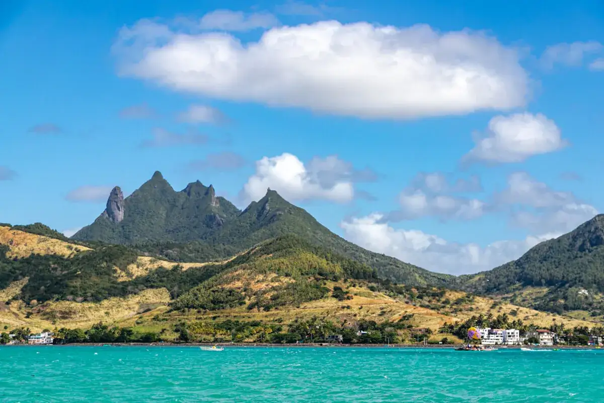 Grüne Berge, türkisfarbenes Meer und eine Küstenstadt – Mauritius, das sicherste afrikanische Land, lädt zum Entspannen ein.
