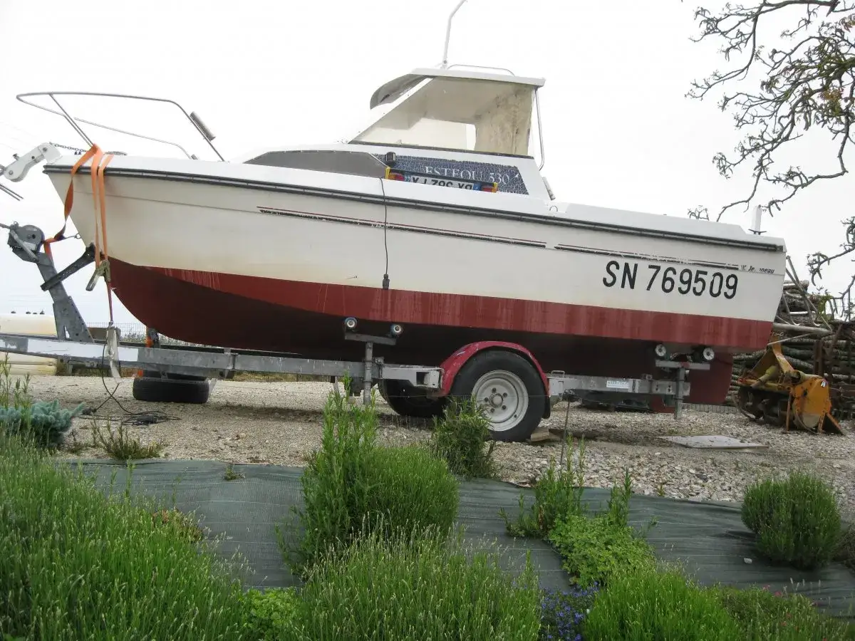 Bateau Esteou 530 sur remorque, prêt pour l'aventure. Fiche technique à portée de main.