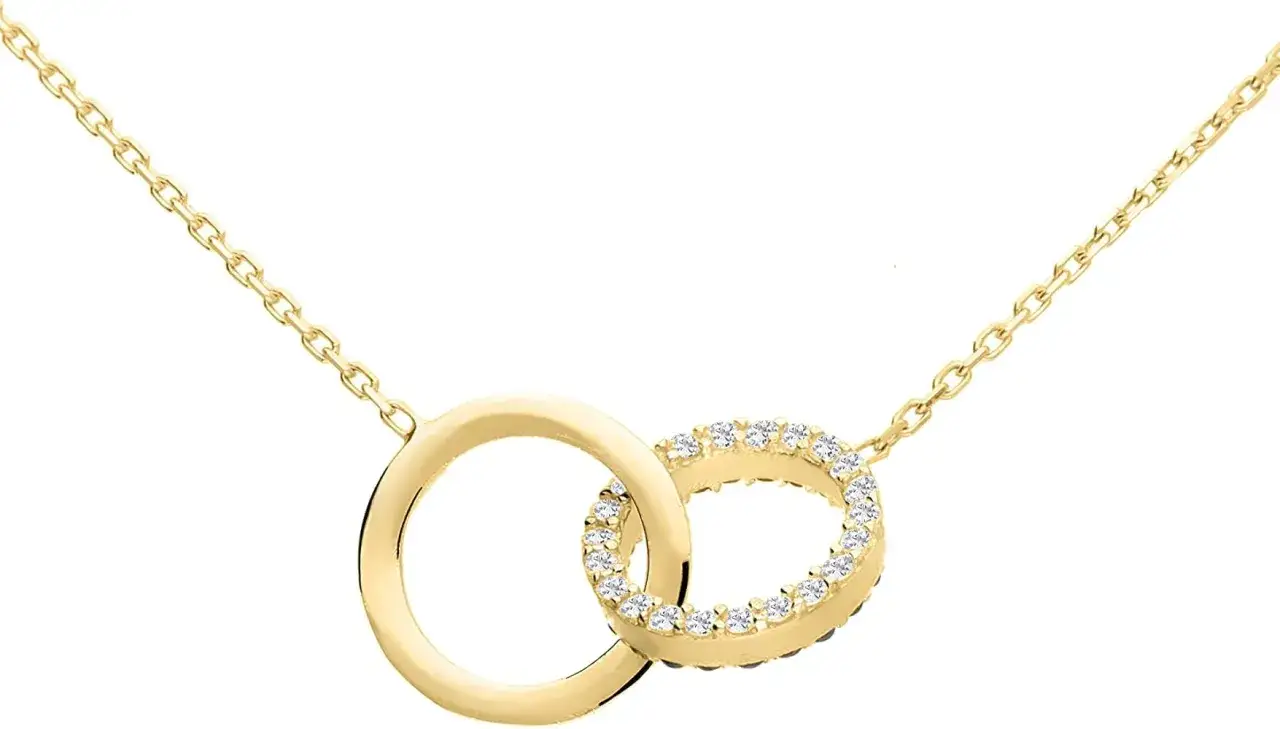 Collana con due cerchi intrecciati, uno liscio e uno tempestato di zirconi. Un gioiello in oro 8 carati cosa significa: una lega preziosa ma accessibile.