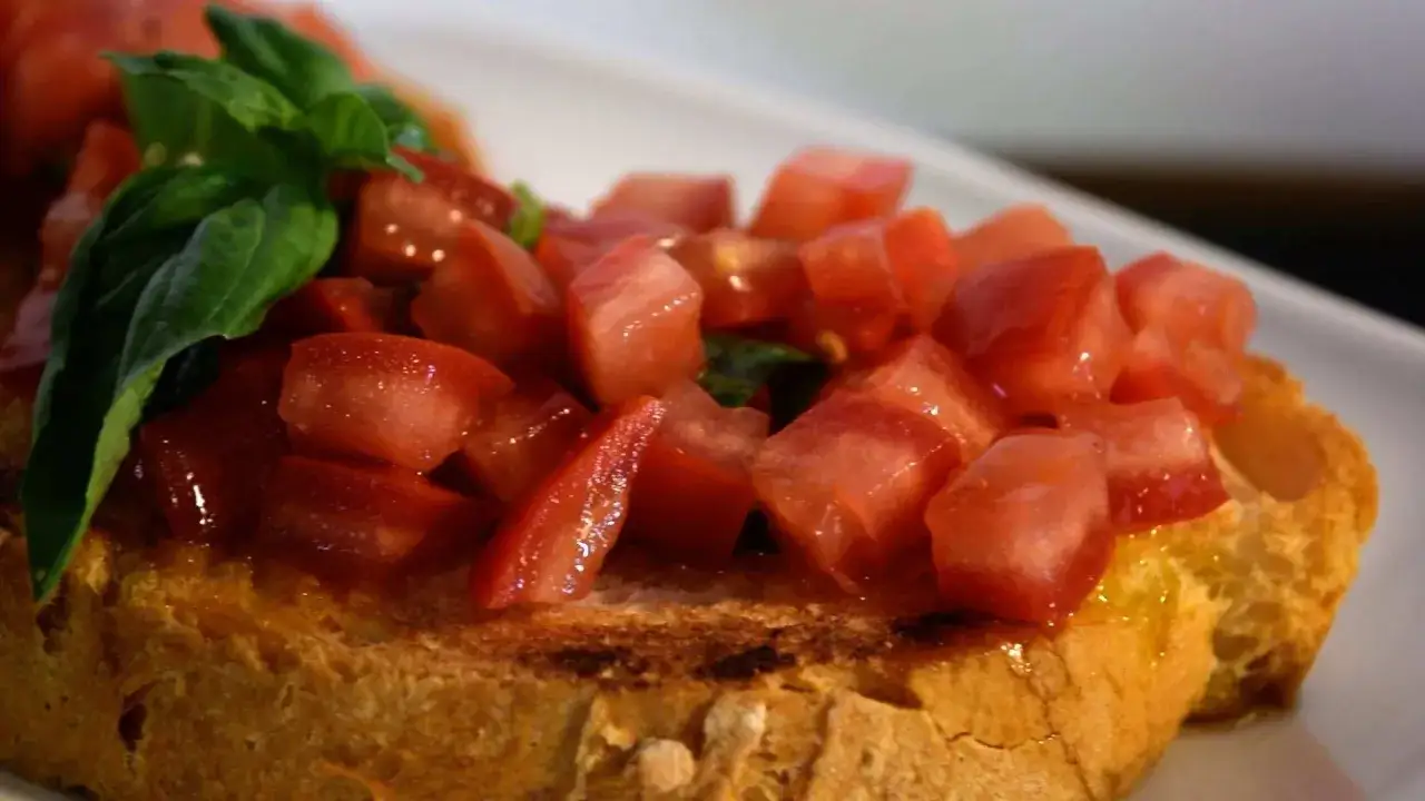 Ein knuspriges Brot mit frischen Tomatenwürfeln und Basilikum, perfekt für ein einfaches rezept bruschetta.
