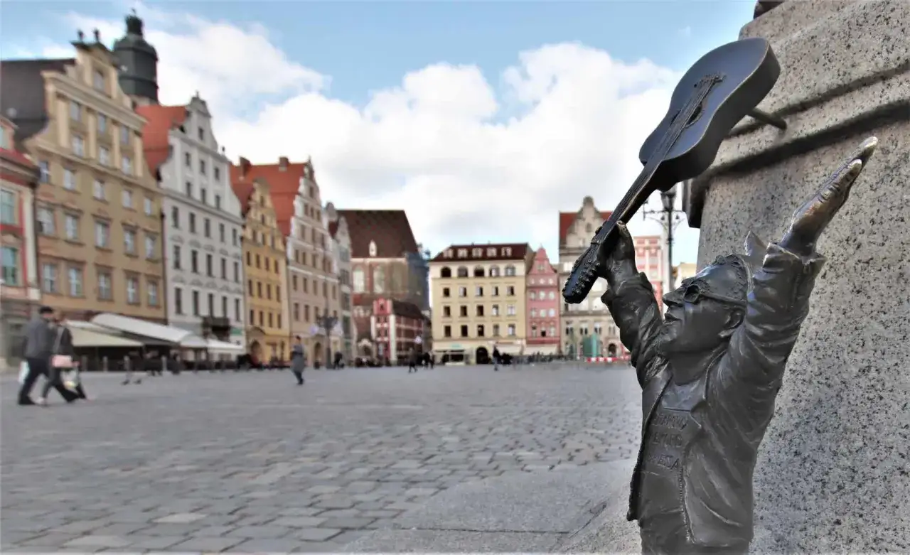 Wrocławskie krasnale: szukaj muzyka z gitarą na Rynku, świetny pomysł na to, co robić we Wrocławiu.