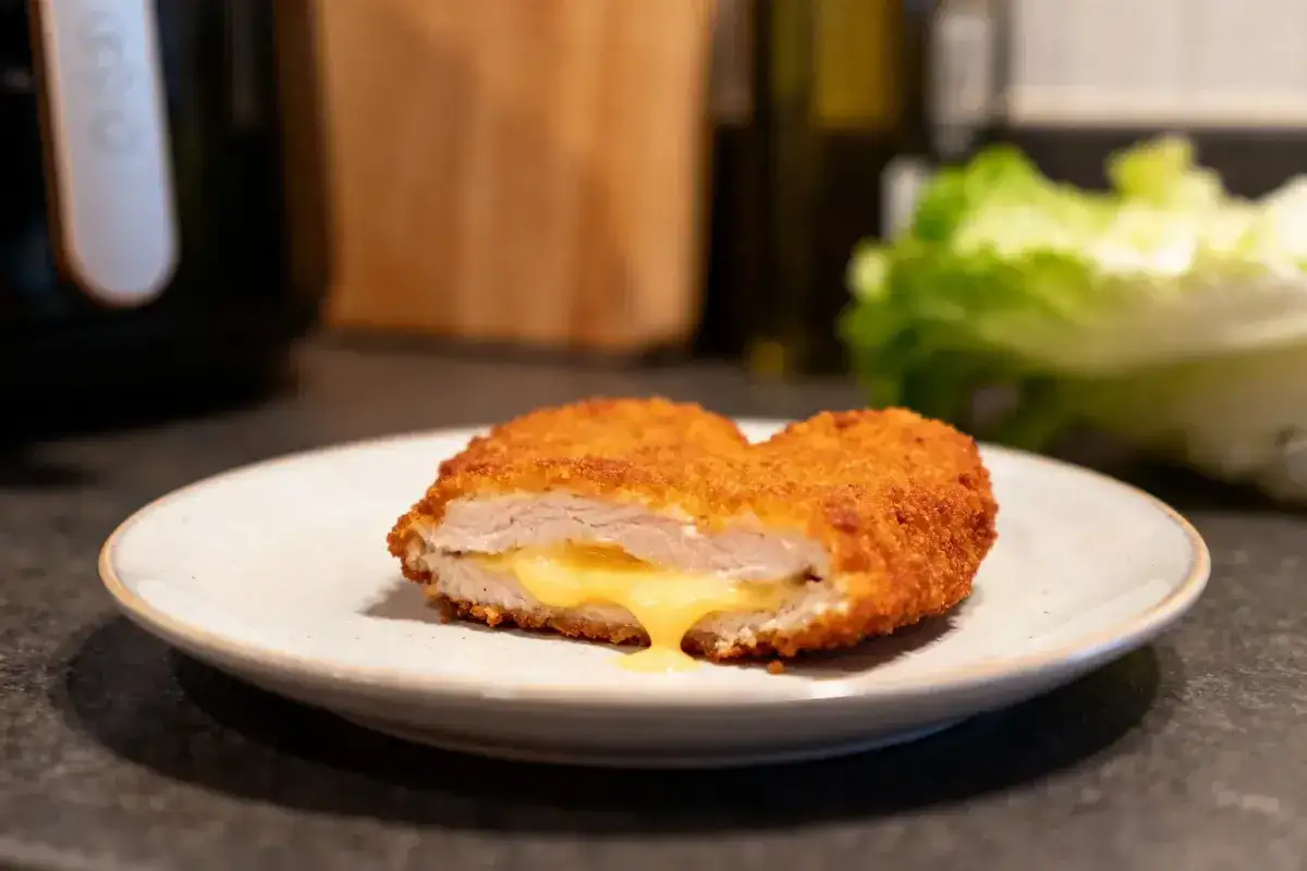 Un cordon bleu croustillant, tout juste sorti de l'airfryer, avec son fromage fondant. Un d&eacute;lice facile &agrave; pr&eacute;parer !