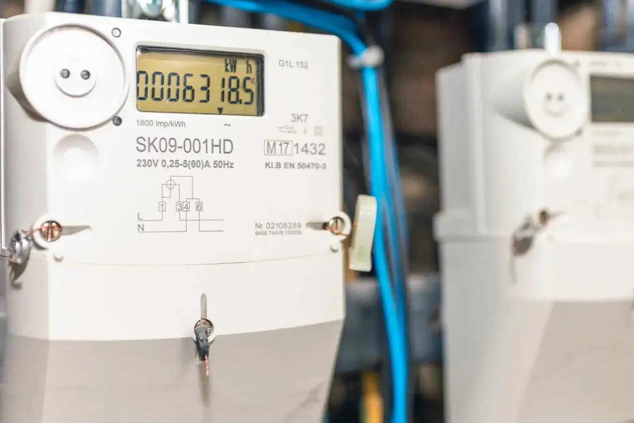 Nowy licznik energii elektrycznej, gotowy do wymiany w ramach usług Tauron. Cyfrowy wyświetlacz pokazuje zużycie.