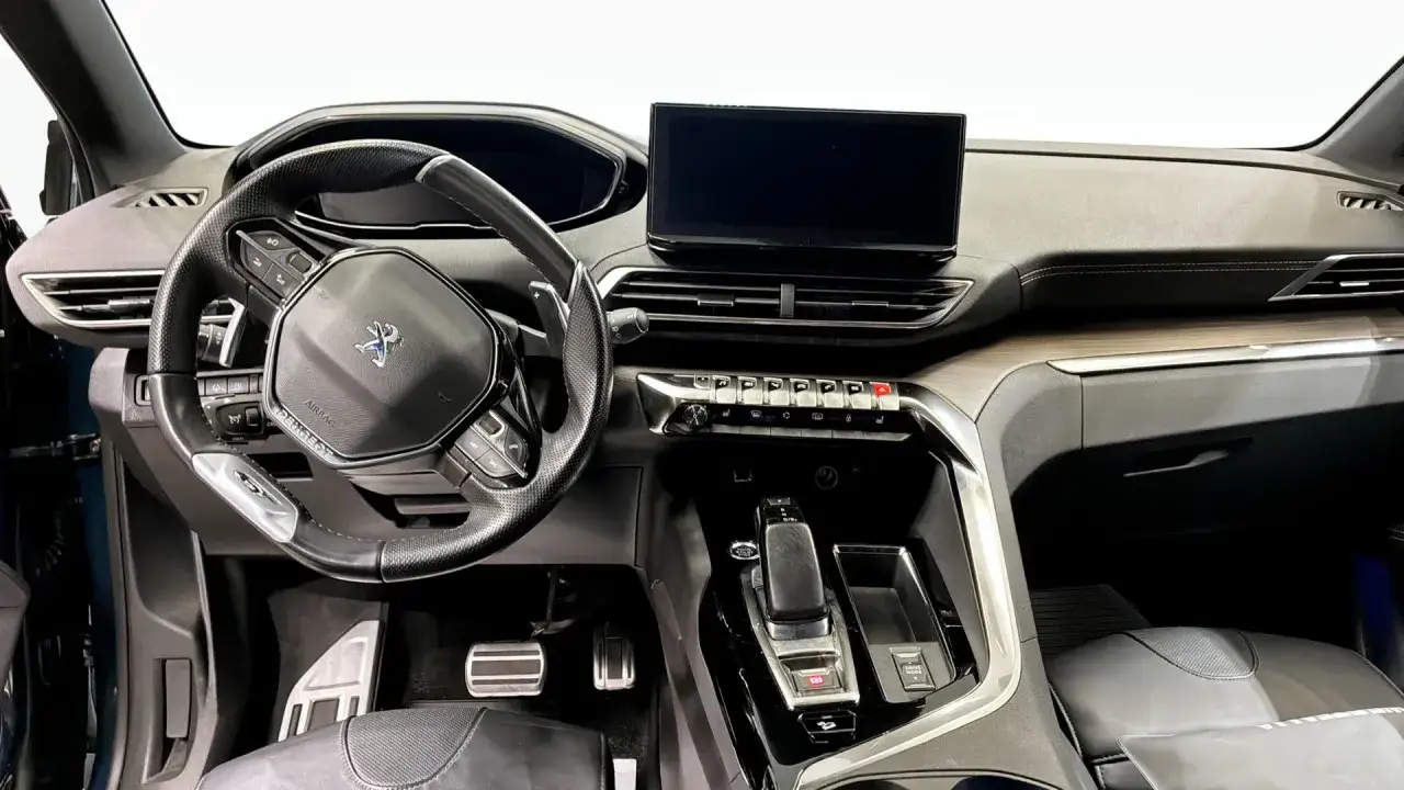 Interi&ouml;rbild fr&aring;n en Peugeot 3008 test. Ratt, instrumentpanel med sk&auml;rm och v&auml;xelv&auml;ljare syns tydligt.