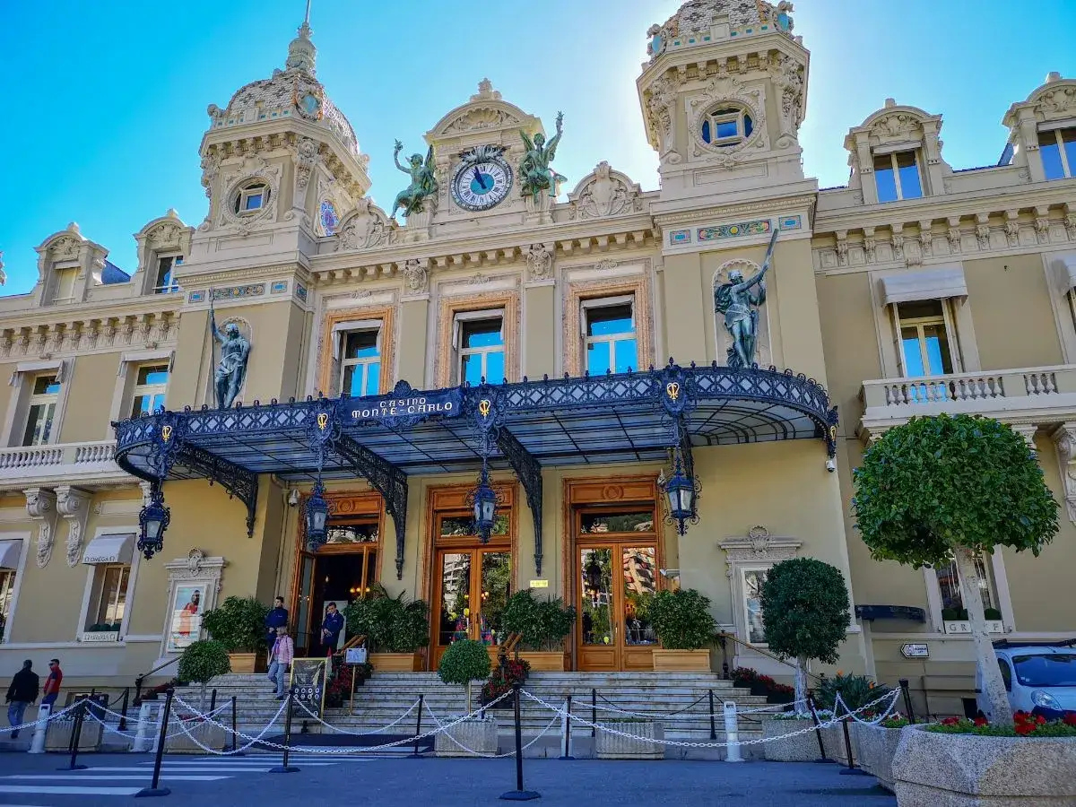 Majestatyczne Casino de Monte-Carlo, idealne miejsce na zwiedzanie Monako. Złote zdobienia i rzeźby dodają mu blasku.
