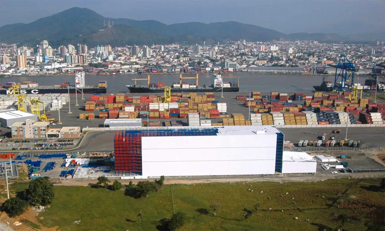 Ein gesch&auml;ftiger Hafen, was ist hub? Container, Schiffe und Kr&auml;ne sind bereit f&uuml;r den globalen Handel.