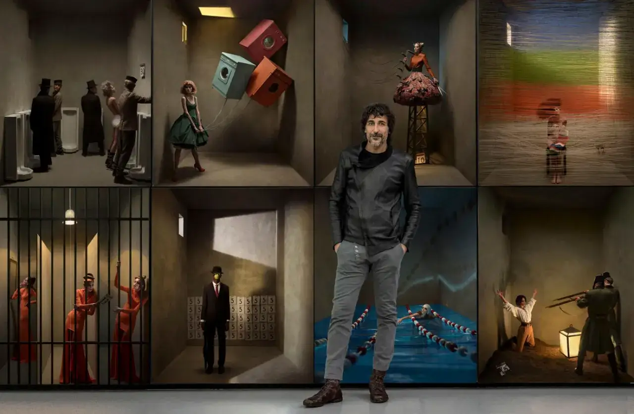 Eugenio Recuenco w otoczeniu surrealistycznych scen: więzienie, pralki w powietrzu, basen, strzelanina.