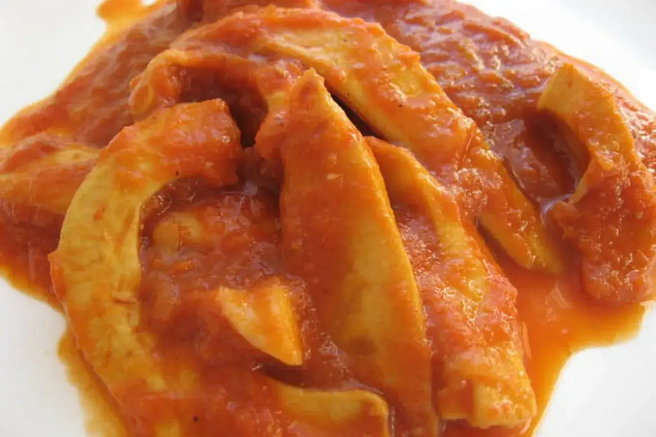 Délicieux encornet en sauce tomate, prêt pour la cuisson. Un plat savoureux et réconfortant.