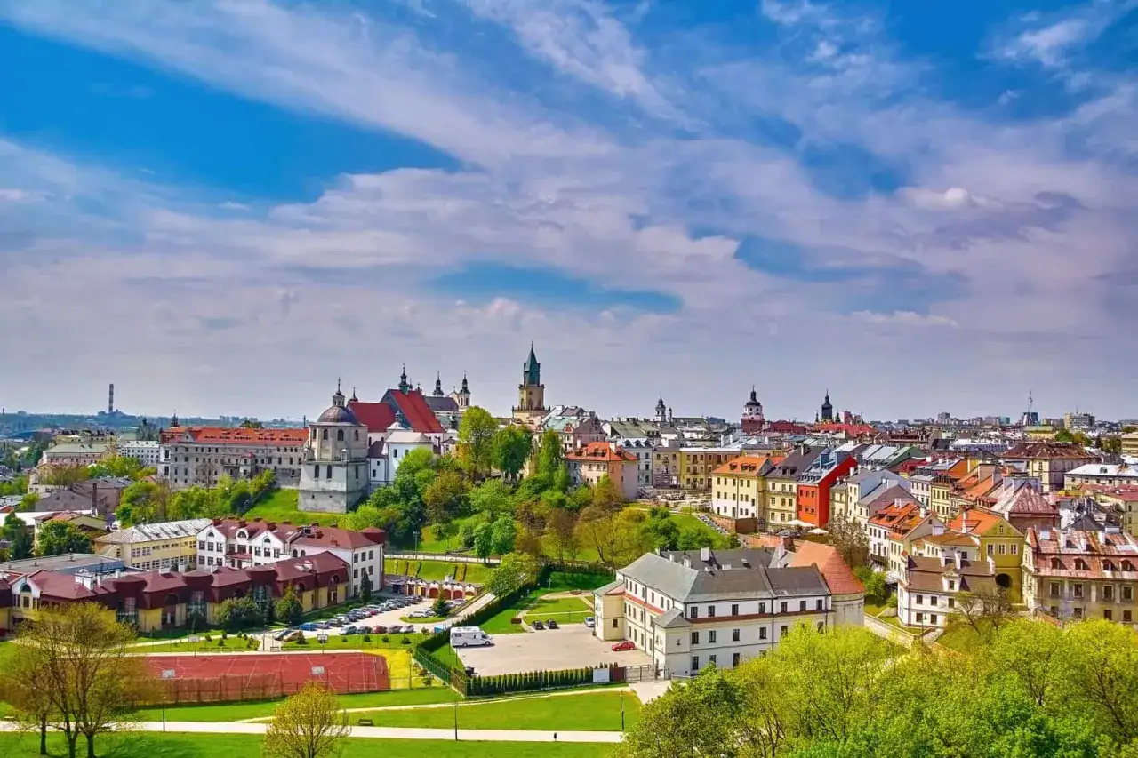 Malowniczy widok na Lublin z kolorowymi kamienicami i zabytkowymi kościołami. Idealne miejsce na wycieczki objazdowe z Lublina.