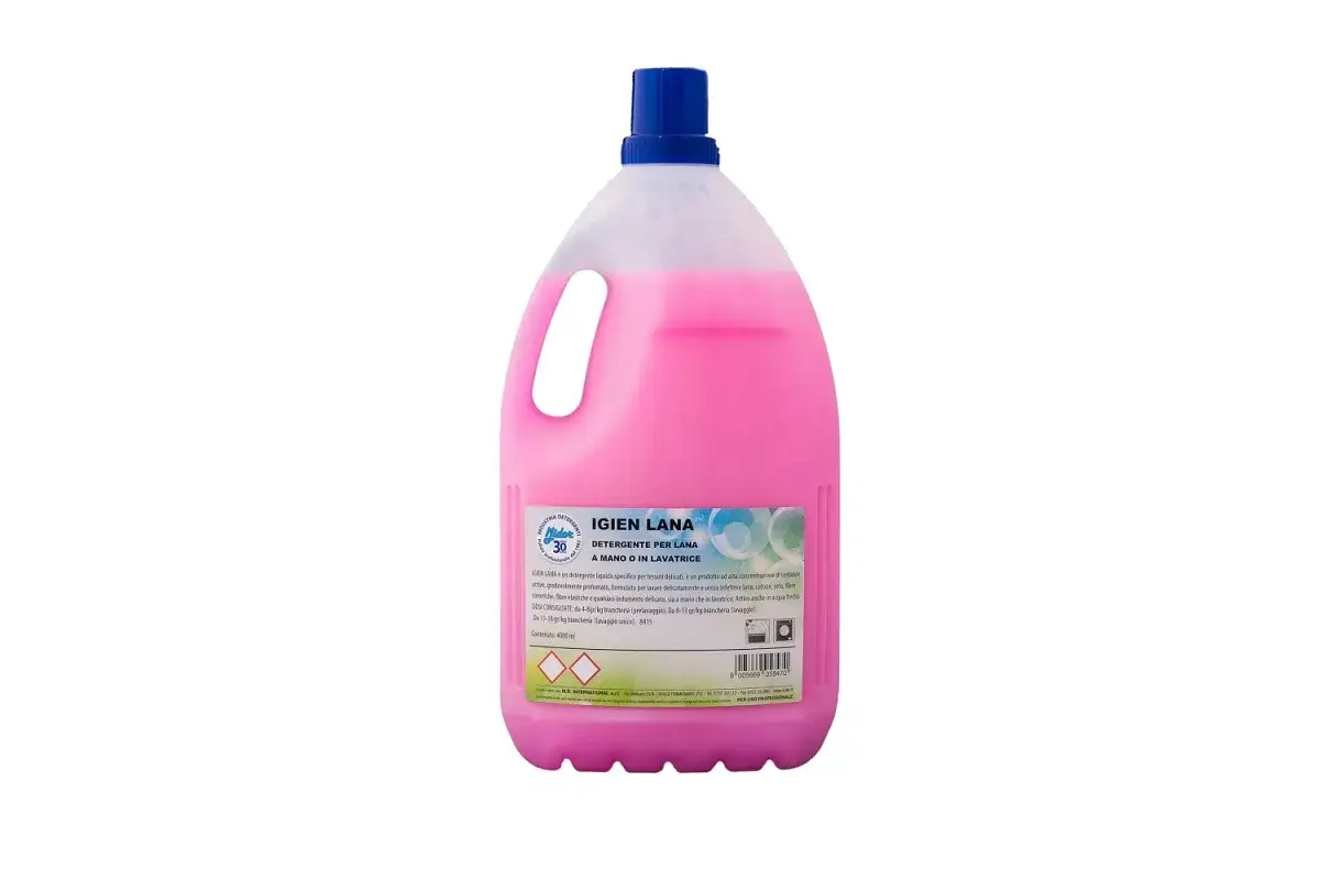 Flacone rosa di detersivo per lana, ideale per il lavaggio delicati in lavatrice.