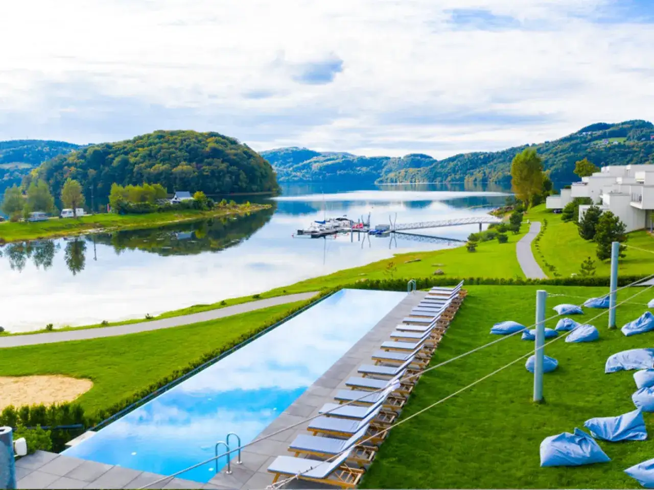 Luksusowy hotel spa z basenem i widokiem na jezioro