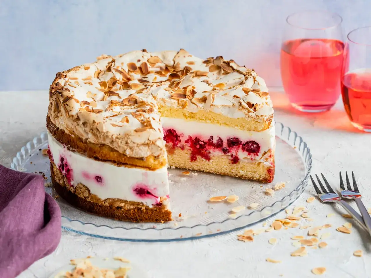 Himmlische Himmelstorte mit saftigen Himbeeren, Baiserhaube und Mandelblättchen. Ein Genuss für Augen und Gaumen!